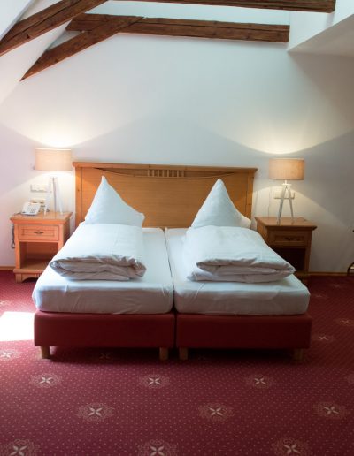 Fotos von einem Gästezimmer im Hotel Schloss Mühldorf in OÖ