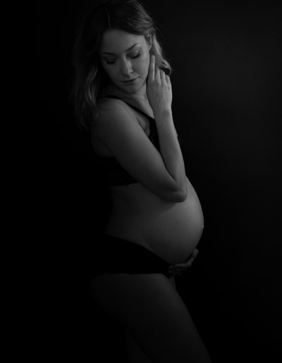 Babybauch sinnliches Mamaportrait von Katharina Axmann Photography